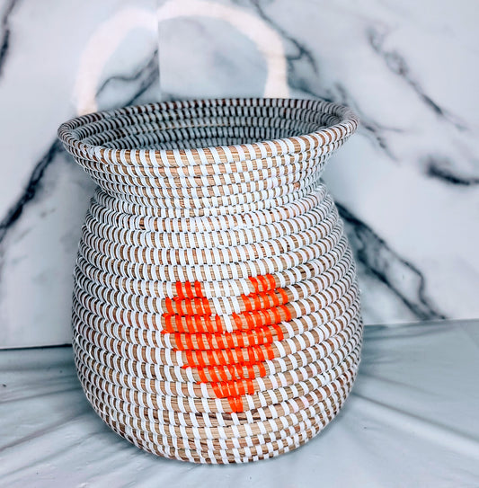 Panier-vase avec un motif de coeur